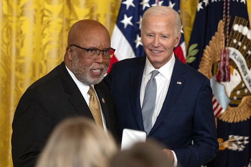 Biden awards medal to Rep. Bennie Thompson