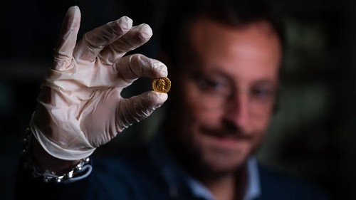 gold coin found with woman in Pompeii