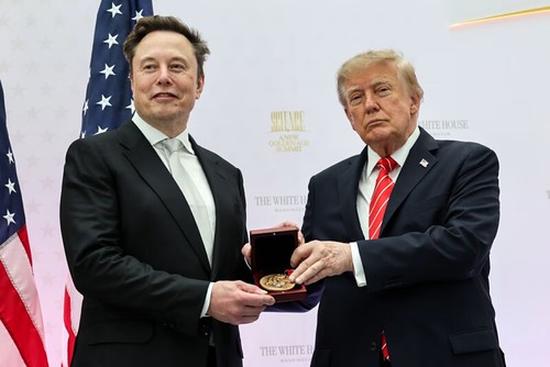 Musk receives the National Medal of Science from Trump