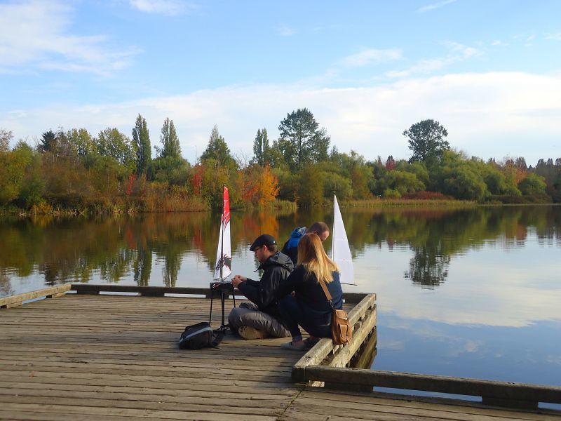 温哥华鳟鱼湖的秋景