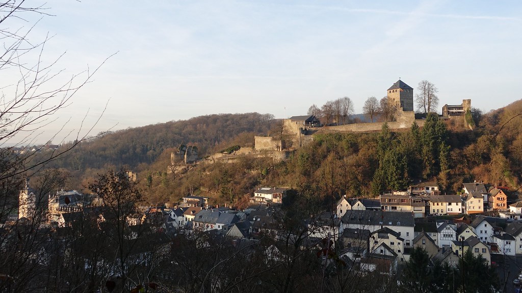 Schloss Sayn und Saynburg - Wandern auf dem Saynsteig