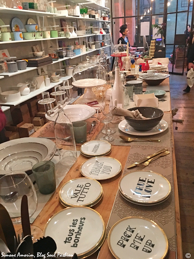 A retail area with handmade ceramics and housewares. O ângulo de vendas com produtos para o lar. 