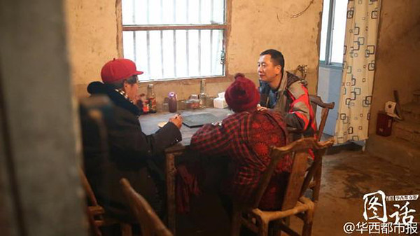 Sichuan police 19 years without home, back before the Spring Festival in Hubei province to visit relatives with mother cry