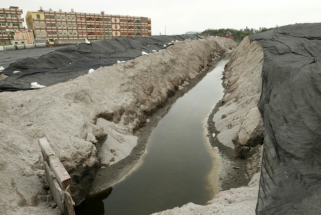 台中清水海濱里農地灌溉水路遭到不法回填底渣阻斷。圖片提供：黃煥彰