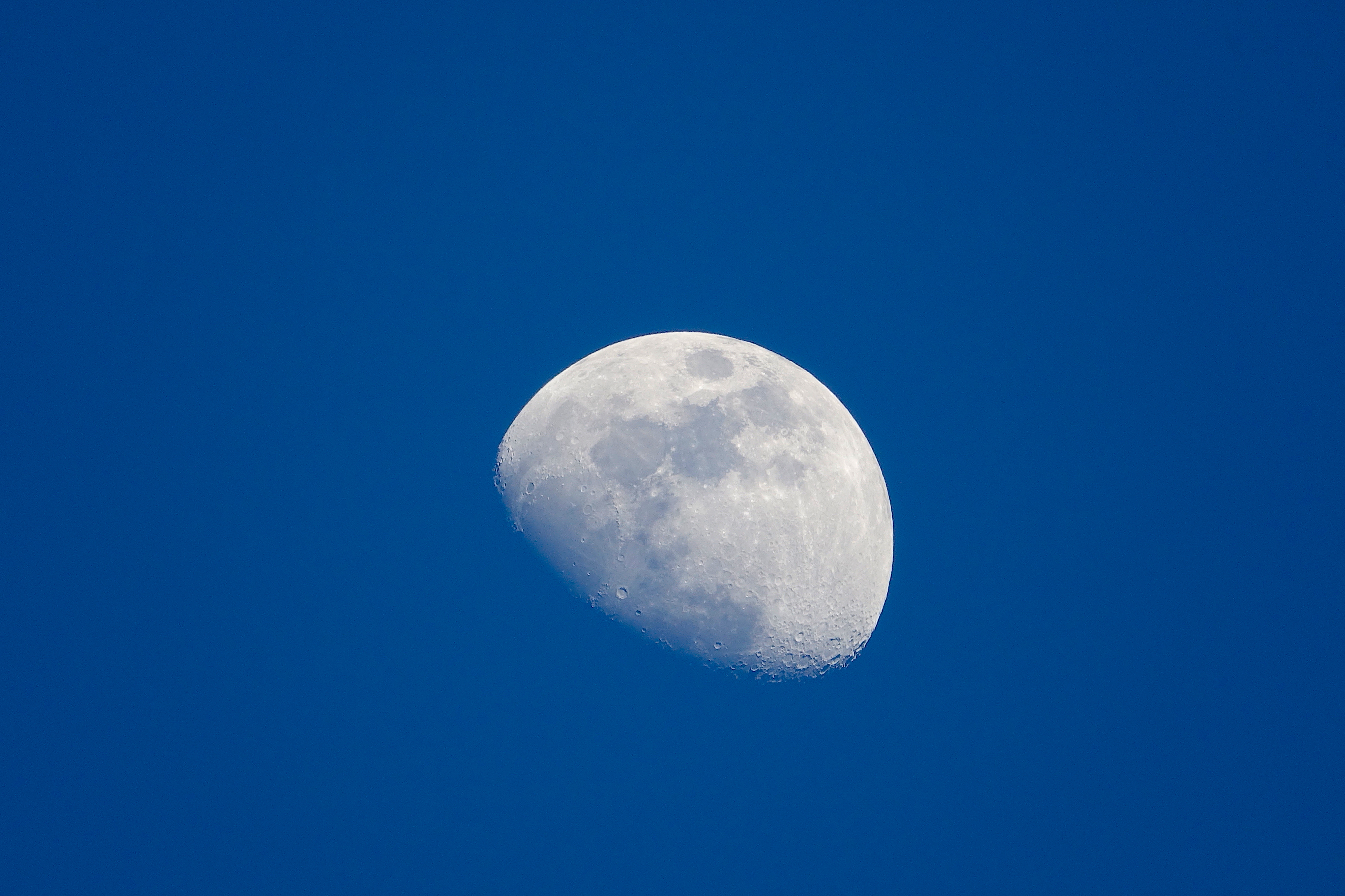 Луна в 10 м. Луна в бинокль.