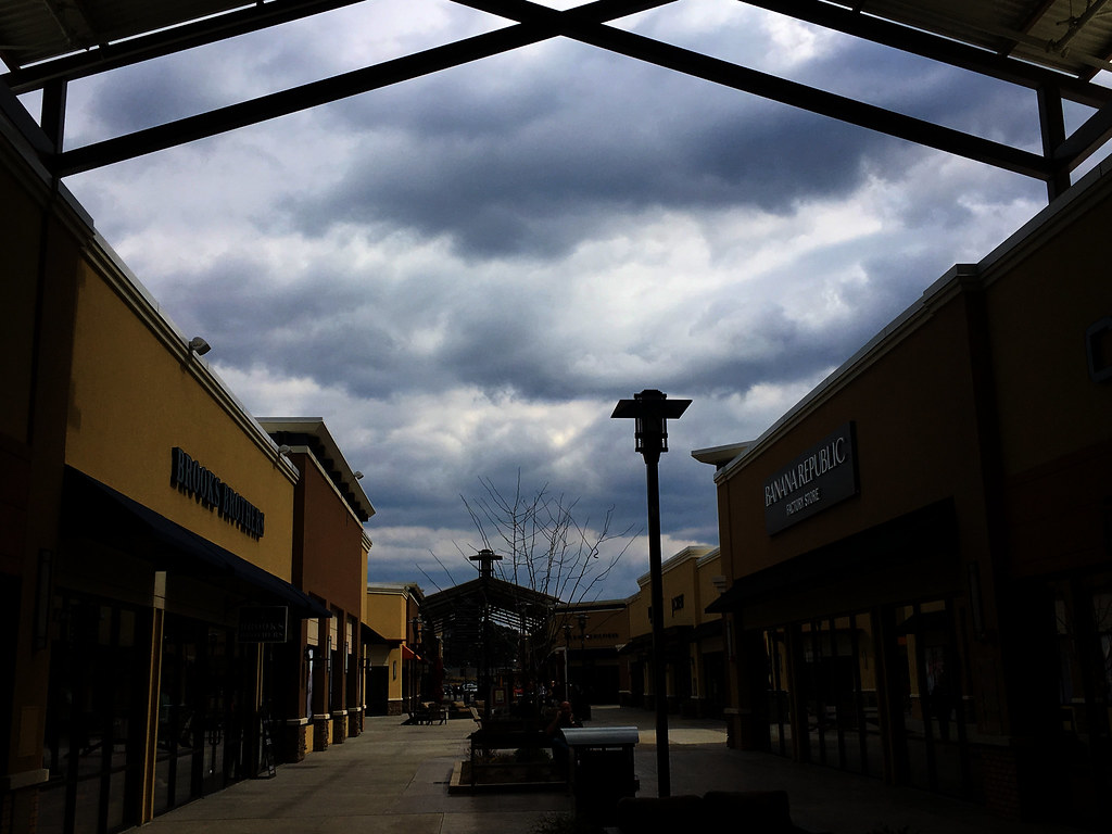 Outlets of Little Rock – dark fair weather clouds trailing a cold front, March 20, 2018, first day of spring by astronomical reckoning (Apple iPhone 6s)