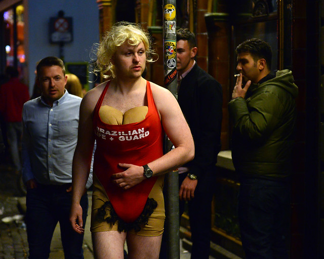 Un loco disfrazado de vigilante de la playa en una despedida de soltero en Temple Bar