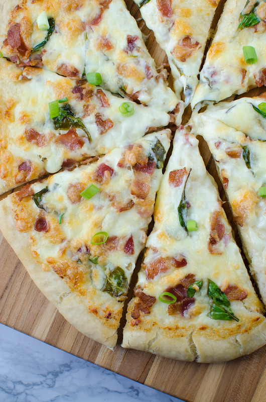 Bacon Alfredo Pizza - homemade pizza recipe with easy alfredo sauce, crispy bacon, spinach, and mozzarella! 