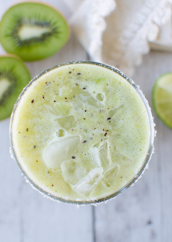 Skinny Kiwi Margaritas - the perfect low calorie summer drink! This drink recipe is going to become a poolside favorite!