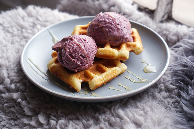 Creamy healthy frozen yoghurt ice cream | banana, blueberry and cinnamon | gluten free recipes | Kimi eats gluten free