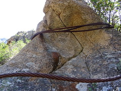 Câbles du téléphérique enroulés autour d'une petite pointe rocheuse