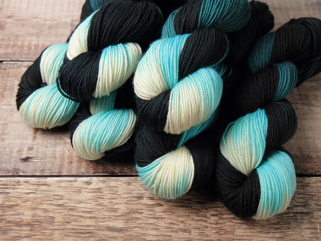 Dynamite DK hand-dyed superwash British BFL wool yarn 100g – ‘Tsunami’