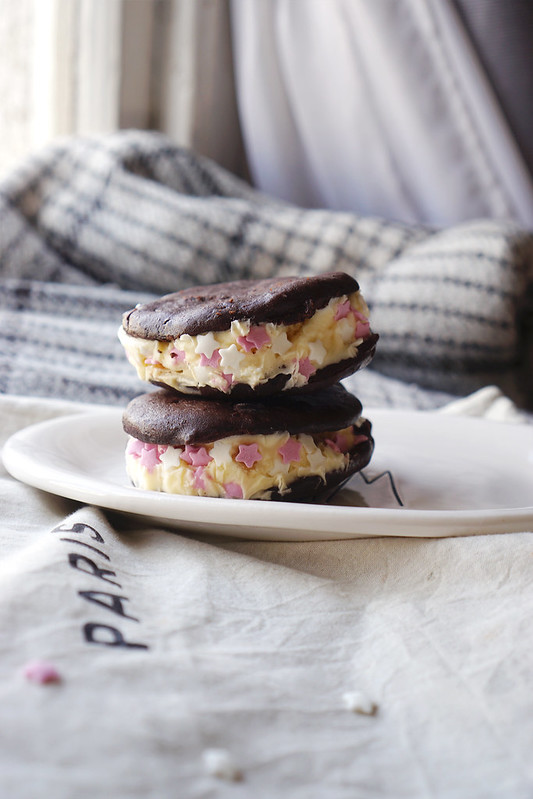 RECIPE: how to make gluten free ice cream sandwiches | With healthy black bean flourless brownie cookies, Carte D'Or Honeycomb ice cream and Waitrose sugar stars sprinkles | Gluten free recipes | Gluten free baking | Recipe by Kimi Eats Gluten Free