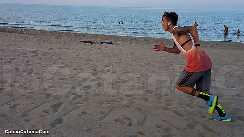 Andrea Di Grazia mentre corre sulla sabbia