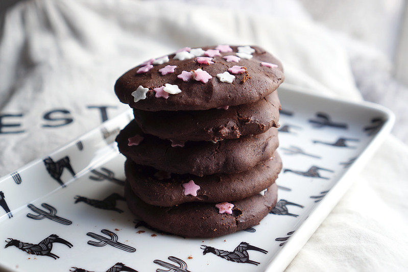 RECIPE: how to make gluten free ice cream sandwiches | With healthy black bean flourless brownie cookies, Carte D'Or Honeycomb ice cream and Waitrose sugar stars sprinkles | Gluten free recipes | Gluten free baking | Recipe by Kimi Eats Gluten Free