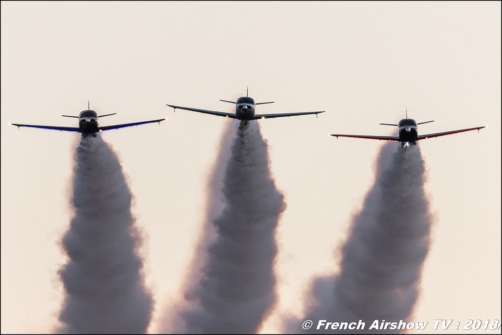 patrouille swift team Sunset — globe swift gc-1b night airshow , Grenoble Air Show -Versoud 2018 , Meeting Aerien Meeting Grenoble , Alpes Dauphiné , alpes , Canon EOS , Sigma France , contemporary lens , Meeting Aerien 2018