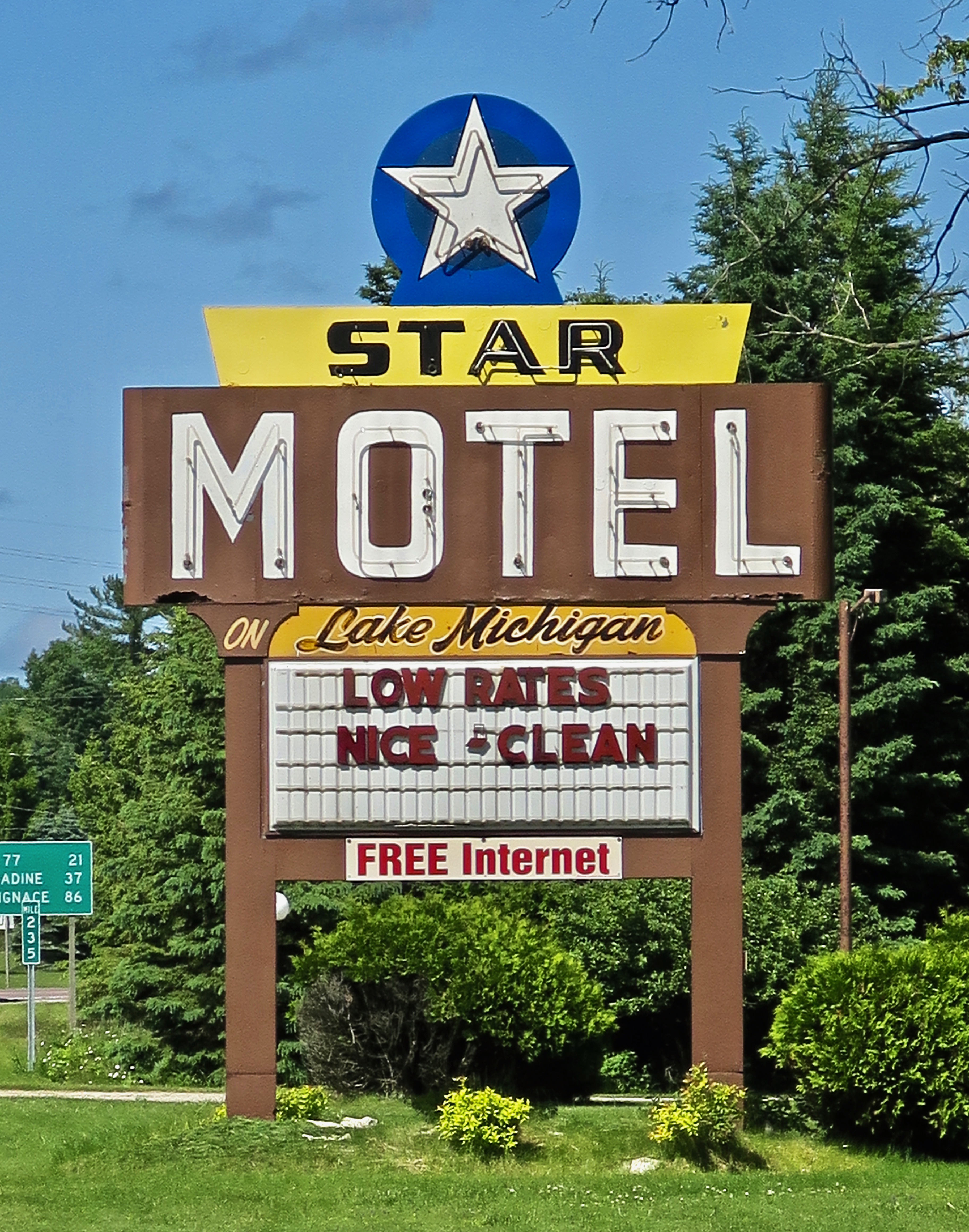 Star Motel - 1142 East Lake Shore Drive, Manistique, Michigan U.S.A. - July 1, 2017