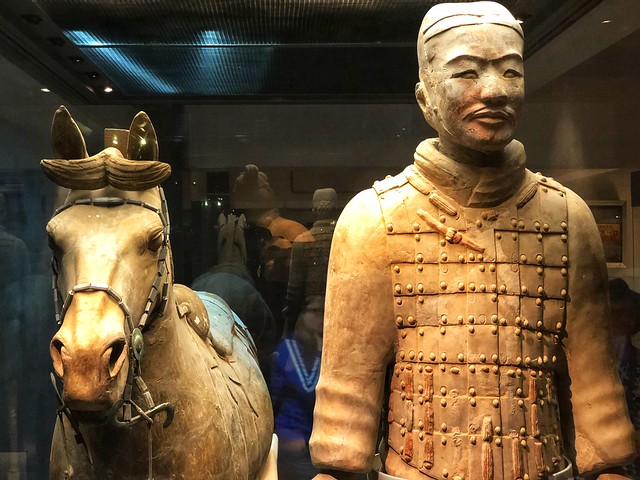 Guerrero de terracota con su caballo en Xian