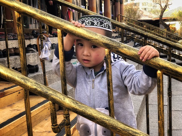 Niño de la etnia hui en la gran mezquita de Xining (China)
