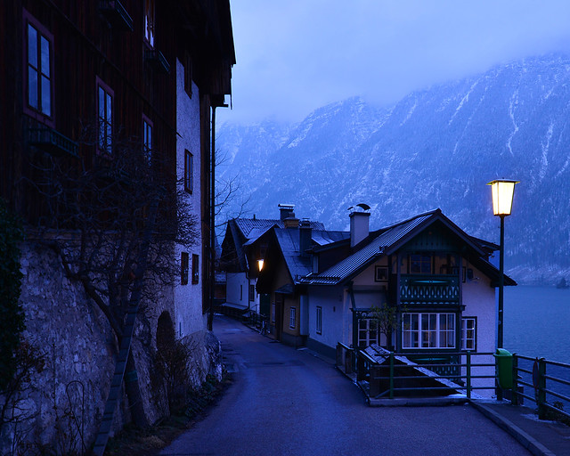 Farolas iluminadas en la noche de Hallstatt durante el invierno