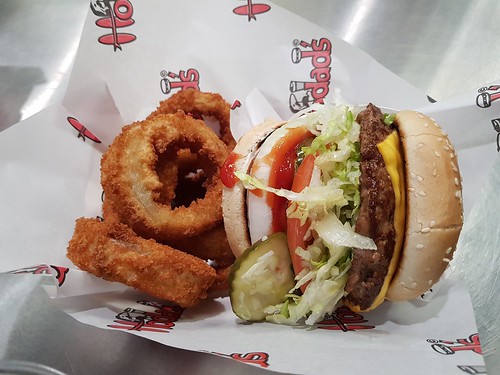 Single cheeseburger with onion rings
