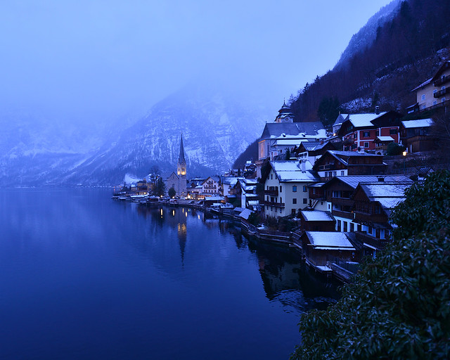 Hallstatt y su campanario iluminados como una postal invernal