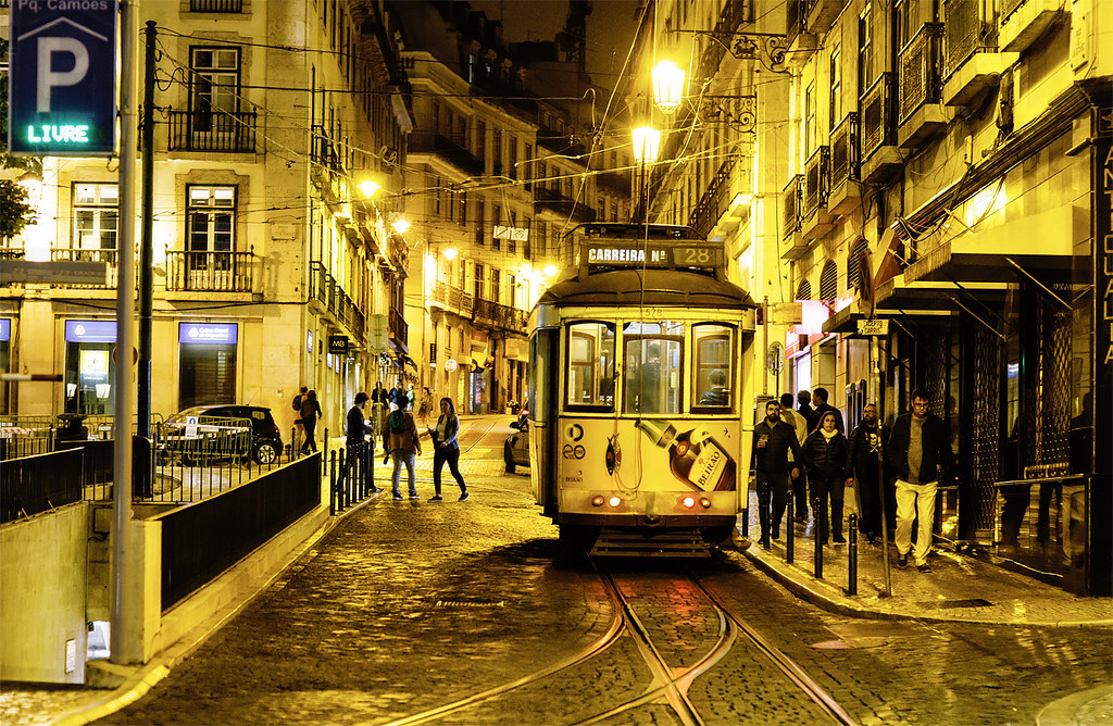 Достопримечательности Лиссабона: 28-й трамвай ночью на площади Камоенса