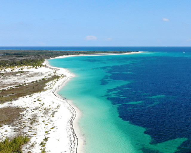 Fotografía aérea de Playa Sirena y Playa Paraíso