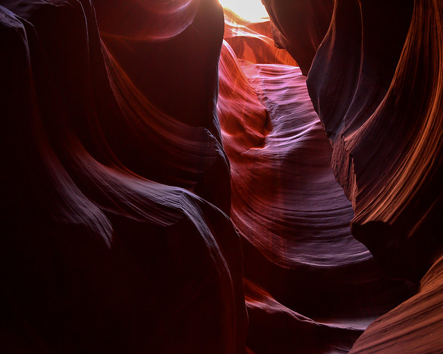 Luz entrando vertical por una de las grietas del Antelope Canyon
