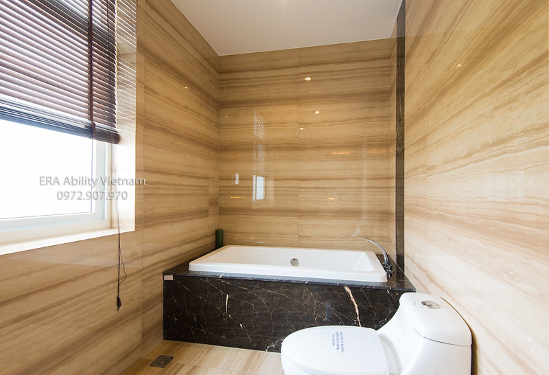 Phòng vệ sinh nhà mẫu Biệt thự Villa Park có bồn tắm