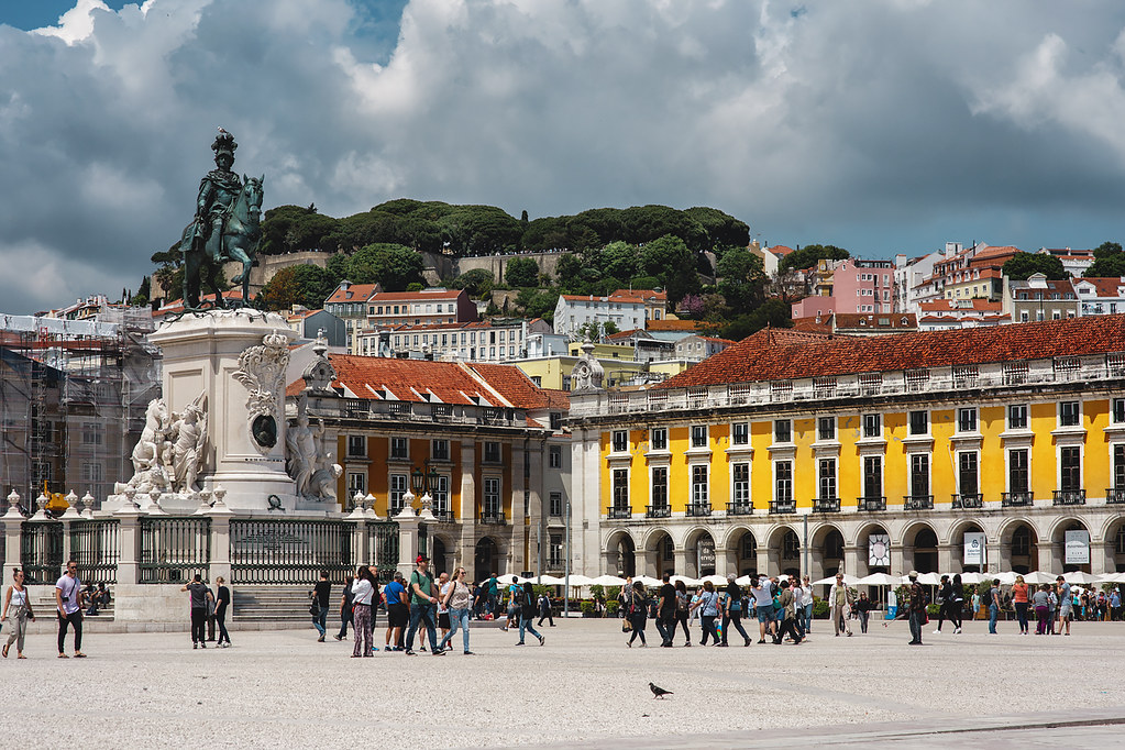 Достопримечательности Лиссабона: вид на  Замок Святого Георгия с площади Коммерции
