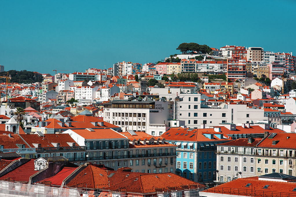 Смотровые площадки Лиссабона: вид на Miradouro da Senhora do Monte с лифта Санта-Жушта
