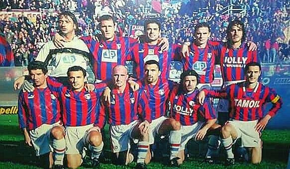 Il Catania in campo a Messina il 13 dicembre 1998. In piedi da sx: Bifera, Cicchetti, Manca, Ripaldi, Marziano. Accosciati, da sx: Del Giudice, Tarantino, Brutto, Monaco, Lugnan, Di Dio 