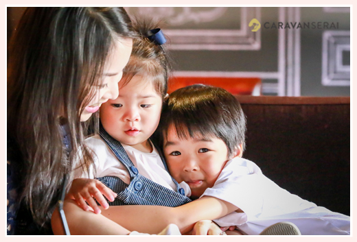 Japanese family photographer based in Nagoya, Aichi, Japan, shooting for client from Hong Kong in a cafe