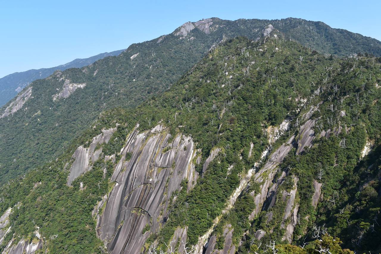 モッチョム岳山頂から眺める花崗岩の大岩壁