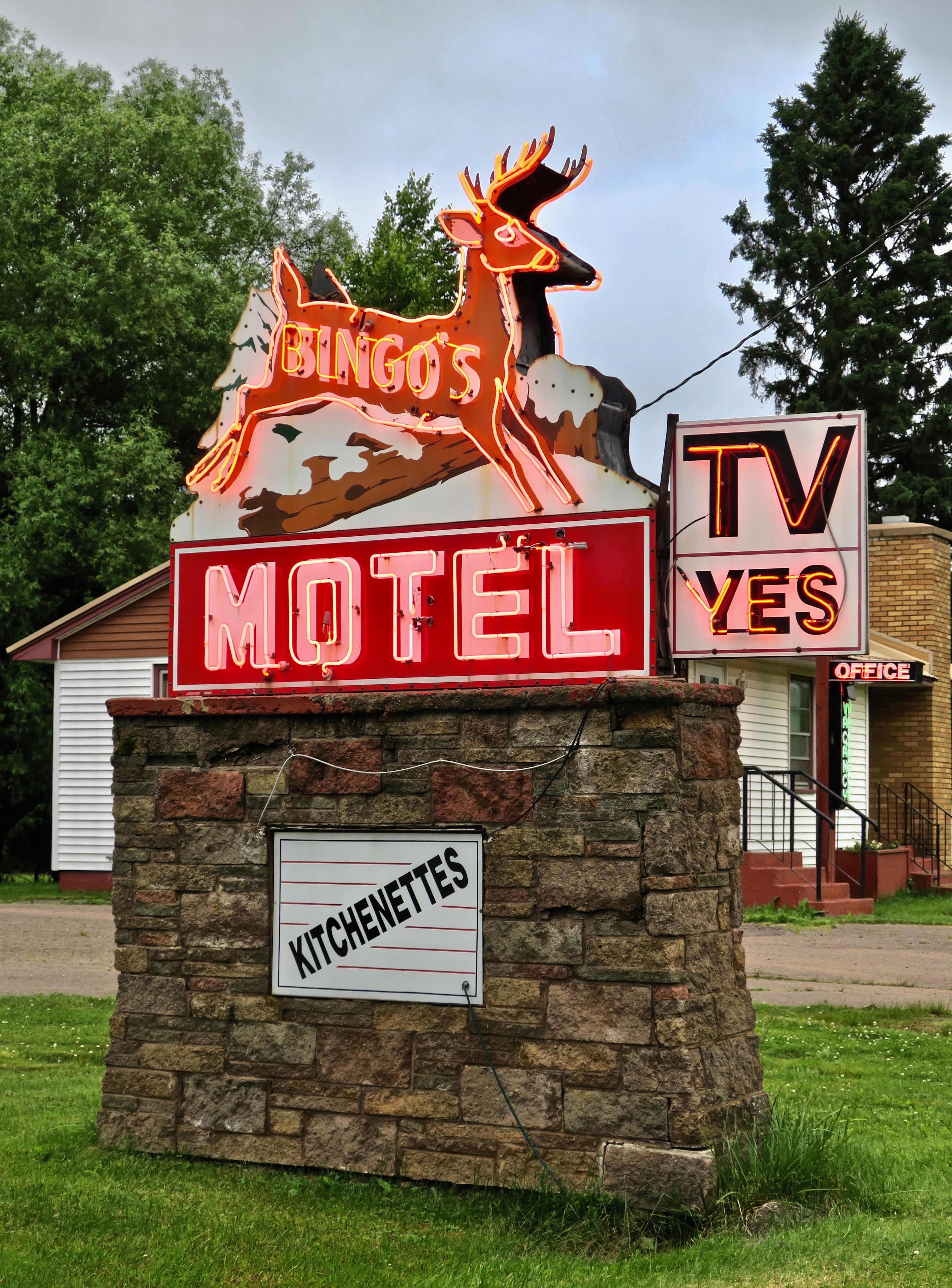 Bingo's Motel - 180 Michigan 28, Wakefield, Michigan U.S.A. - June 30, 2017