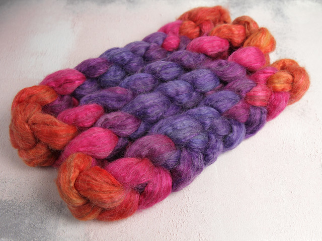 Lustre Blend fine British wool, merino, silk combed top/roving hand-dyed spinning fibre 125g – ‘Reaction’ gradient