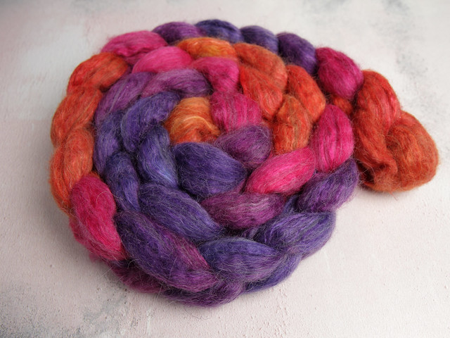 Lustre Blend fine British wool, merino, silk combed top/roving hand-dyed spinning fibre 125g – ‘Reaction’ gradient