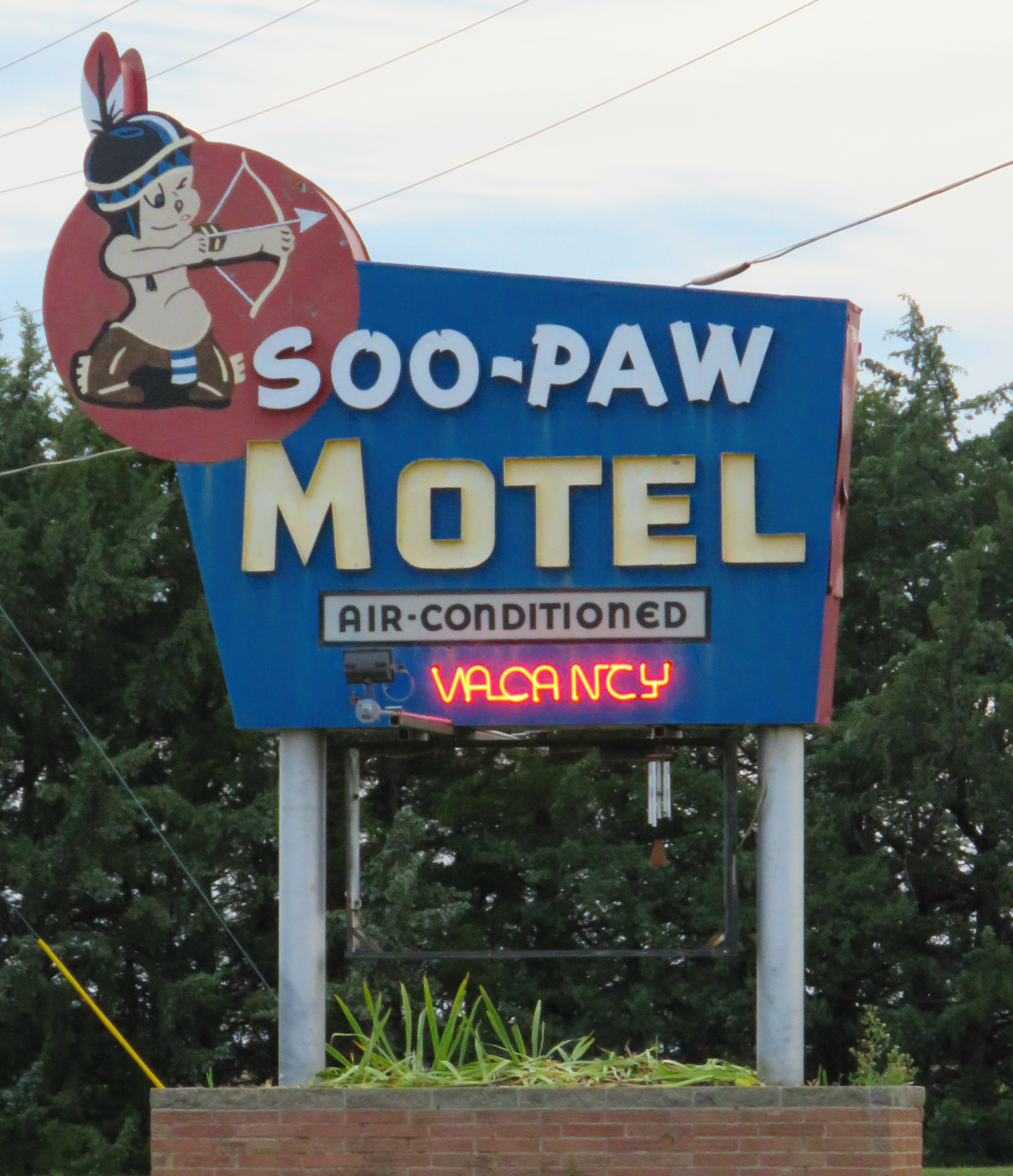 Soo-Paw Motel - U.S. 34, Trenton, Nebraska U.S.A. - August 25, 2016