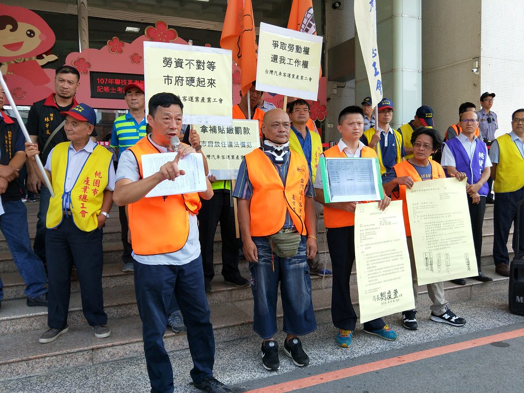 客運業工會今到桃市府抗議，要求公車評鑑納入勞檢指標。（攝影：楊珺婷）