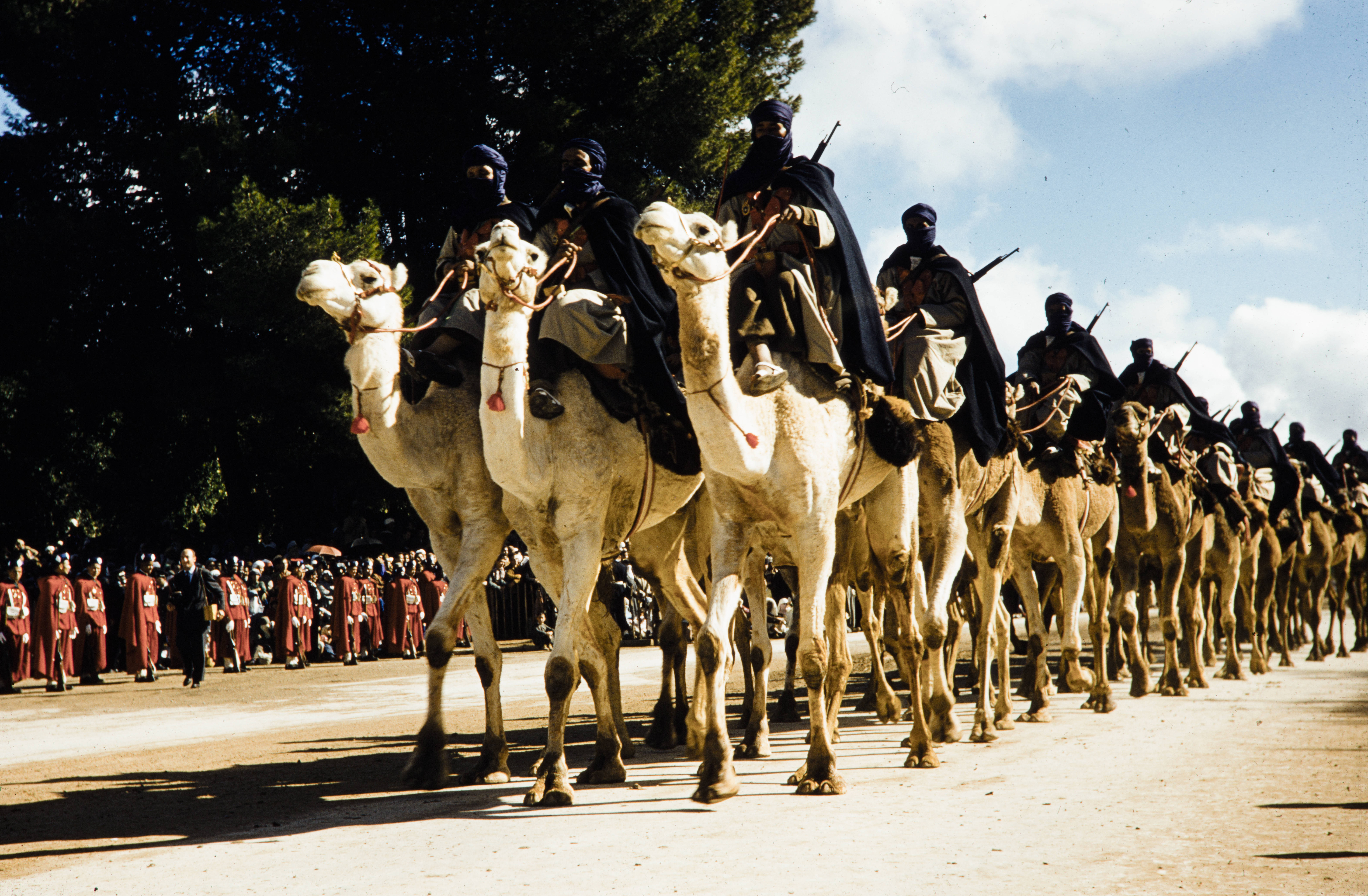 Defilé des FAR à Fès le 18 novembre 1957  42094668501_e4ee2b2c6b_o