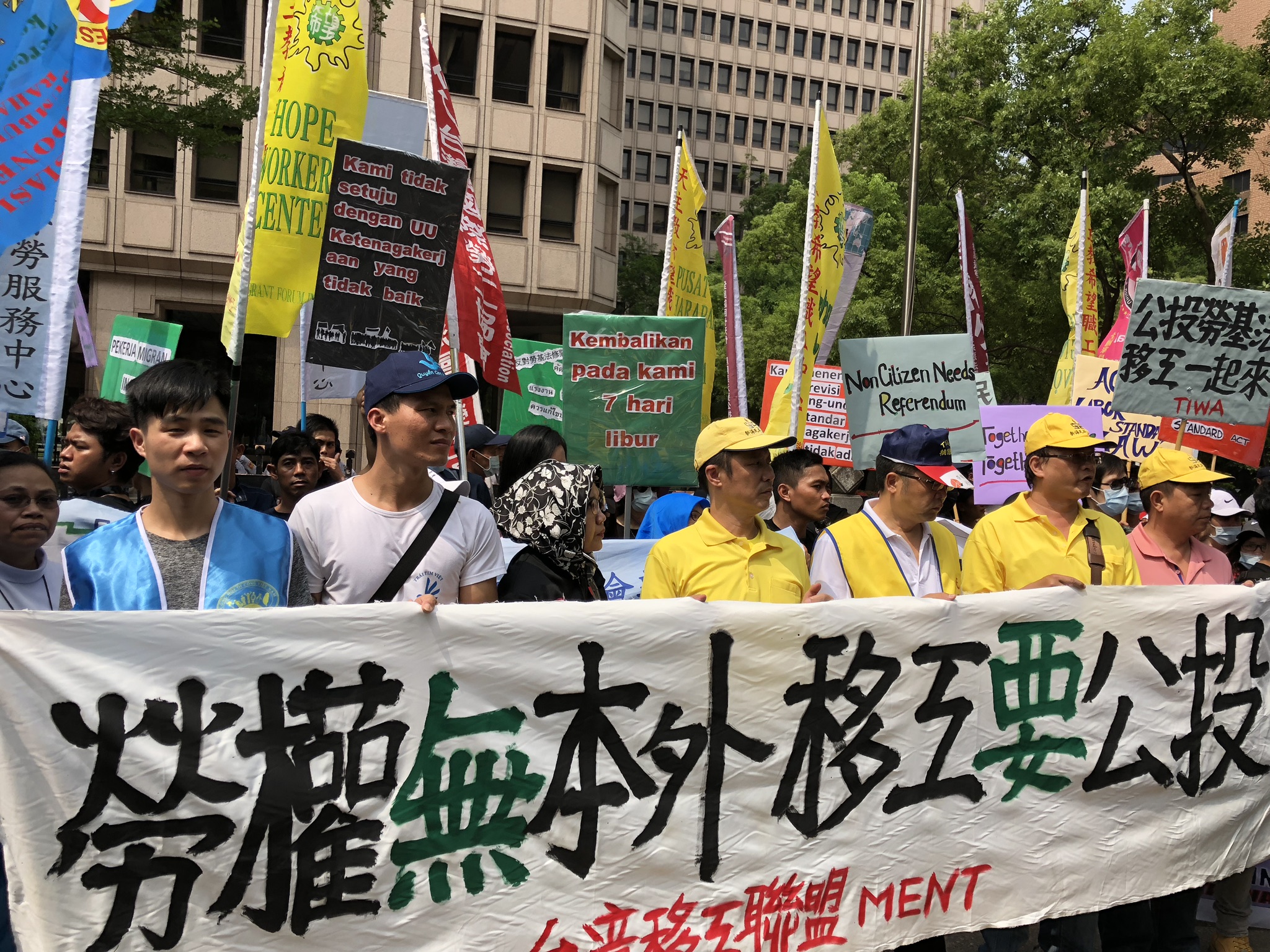 台灣移工聯盟赴中選會訴求「非公民政治權」。（攝影：王顥中）