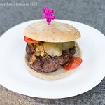 Wildburger mit Blauschimmelkäse und knusprigen Schalotten
