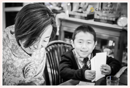 小学校・中学校入学記念の家族写真　愛知県瀬戸市のカフェ、ローザ―アーケード(Lowther Arcade）でのロケーション撮影　アンティーク家具・雑貨