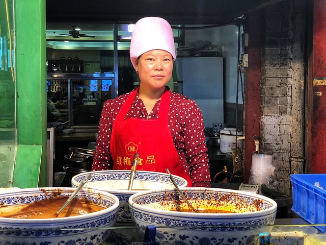 Mujer hui en los puestos callejeros del barrio musulmán de Xi'an