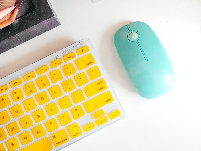 keyboard and mint coloured mouse - what's on my desk