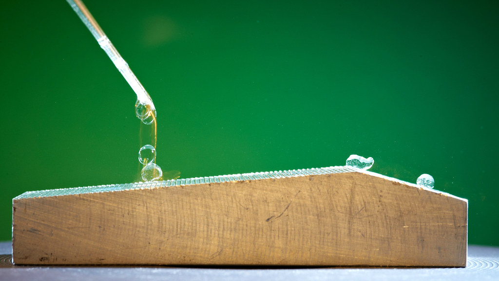 Water droplets can be moved in different directions by changing the temperature of the textured block