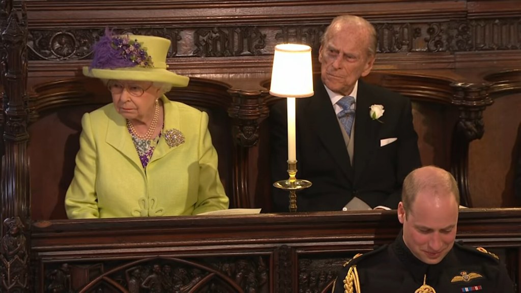 圖說：儘管女皇與菲力普親王維持莊重，威廉王子卻忍不住為主教的幽默佈道偷笑（photo by 英國皇室YouTube頻道)