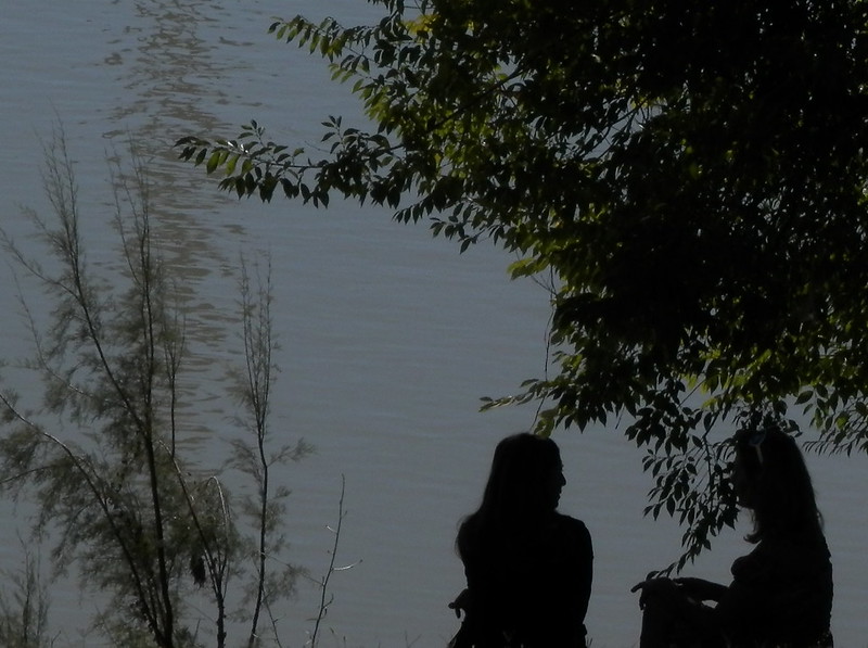 Dos mujeres junto al río