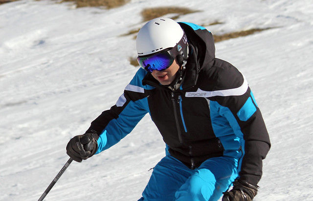 Nacho esquiando con casco y gafas Uller